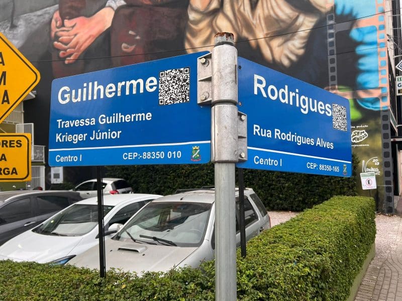 Brusque: projeto permite exploração publicitária nas placas de nomes de ruas