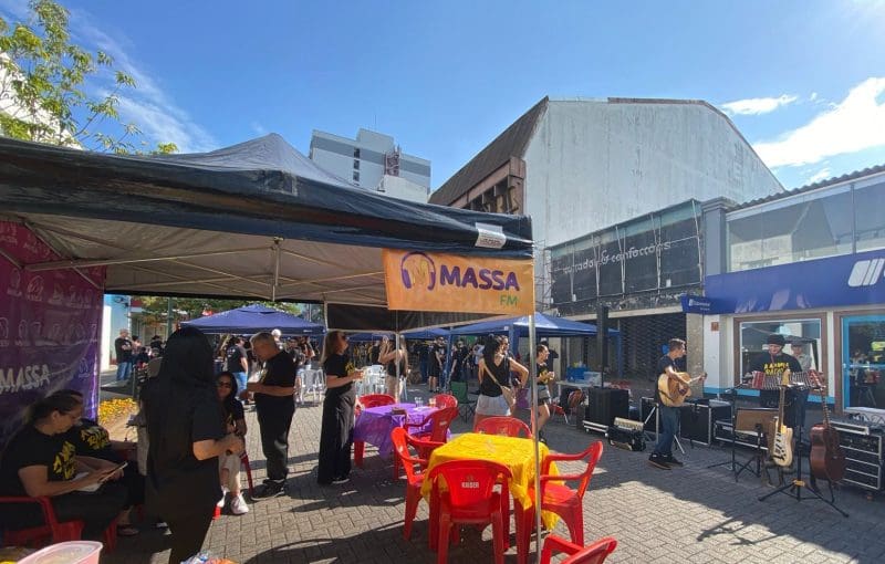 Stammtisch: encontro de amigos leva diversão à Rua XV em Blumenau