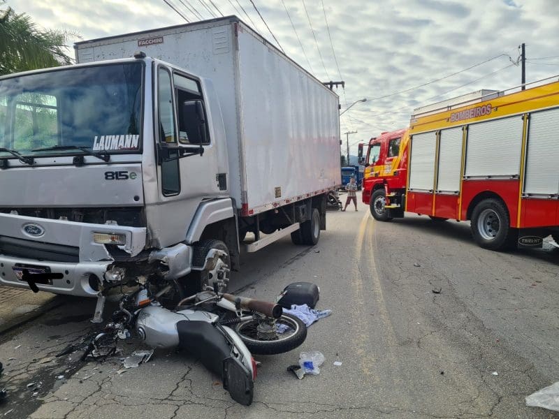 Jovem fica ferido em colisão entre moto e caminhão em Brusque