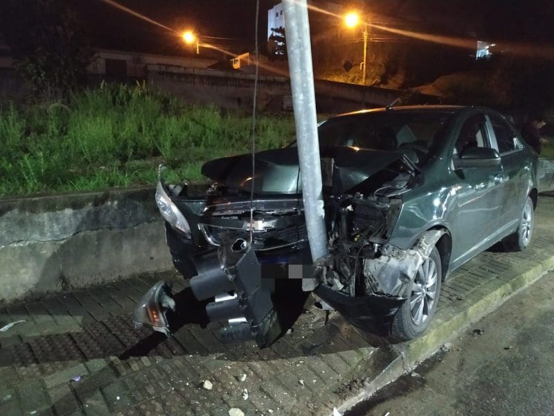 Vídeo: motorista sobe em calçada e bate em poste em Brusque