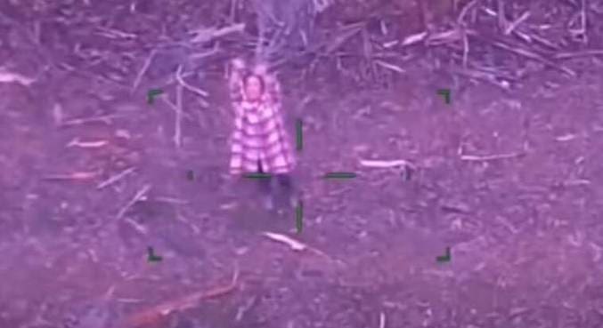 Mulher sobrevive à base de pirulitos e vinho ao se perder na mata