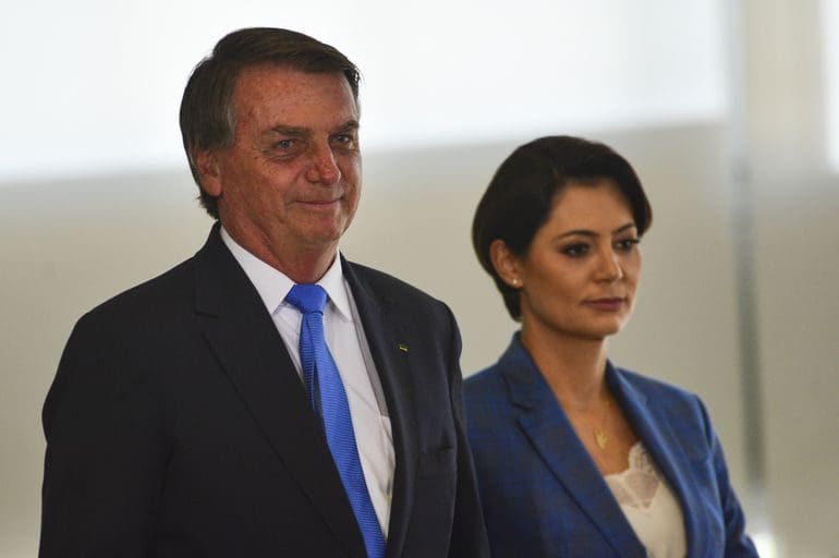 PF apreende celulares de Bolsonaro e Michelle; ex-presidente deve depor