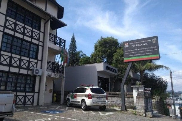 Mulher que danificou delegacia de Brusque é condenada por desacato