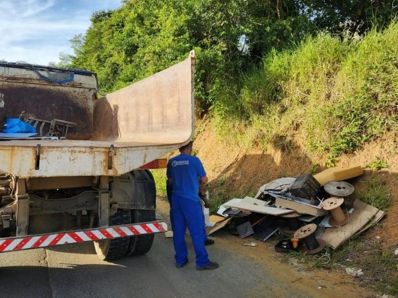 Operação entulho: equipe de limpezas percorrem bairros em São João