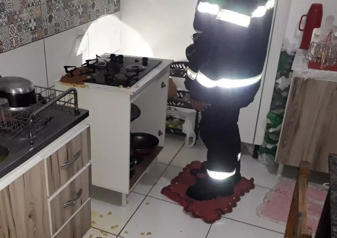 Gás explode dentro de apartamento e deixa mulher ferida em Gaspar