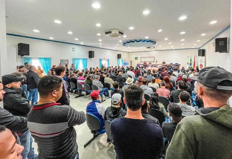 Metalúrgicos de Brusque aprovam estado de greve
