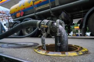 Gasolina acumula alta no Brasil e pesa no bolso do consumidor