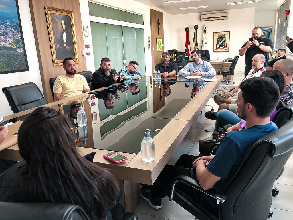 Prefeito e vereadores se reúnem com moradores do Águas Claras em Brusque