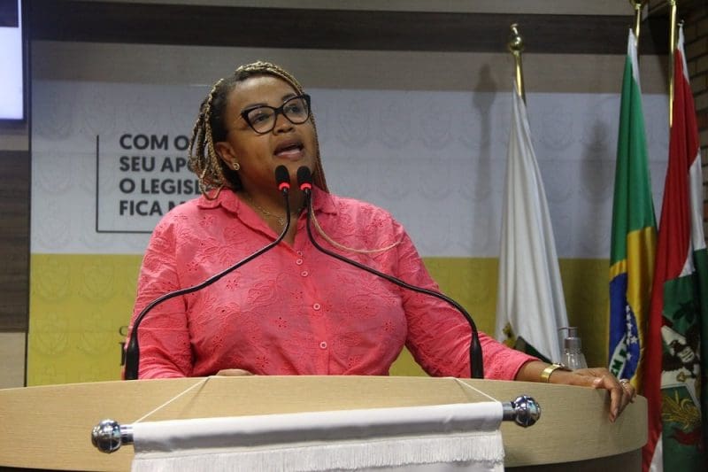 Vereadora critica demora na entrega dos uniformes de inverno em Brusque