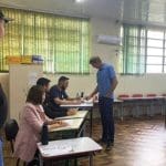 Pode levar celular para votar? Veja as regras para as Eleições 2026