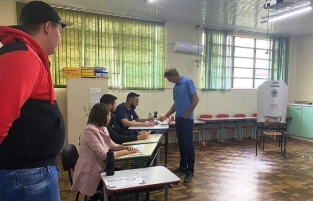 Pode levar celular para votar? Veja as regras para as Eleições 2026