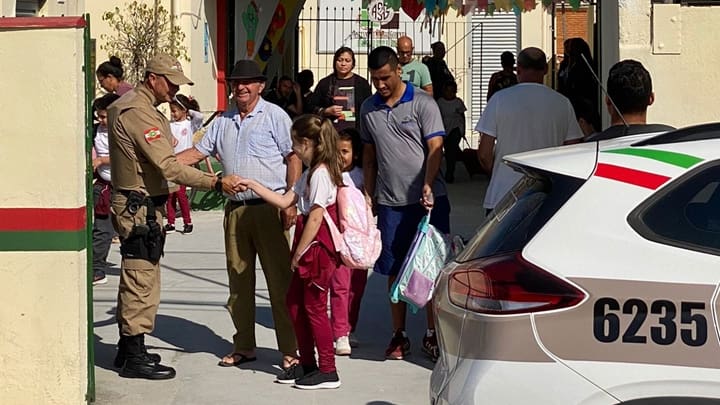 Policiais da reserva não querem trabalhar em escolas, por Marcelo Lula