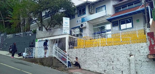 Falta de médicos e espera na calçada gera revolta de pacientes no Monte Serrat