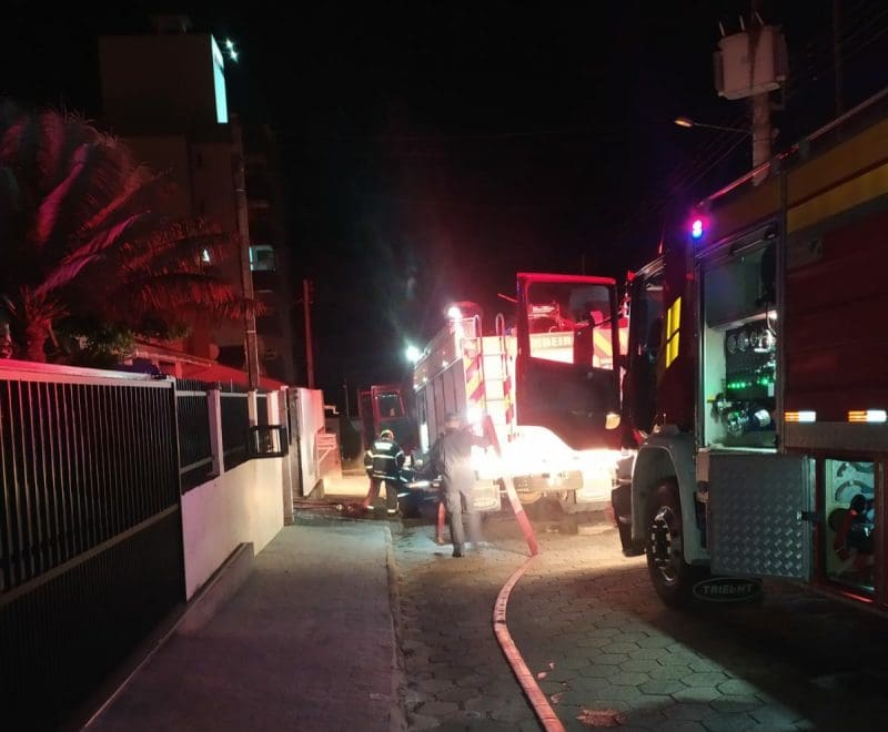 Bombeiros de Brusque combatem incêndio em entulhos