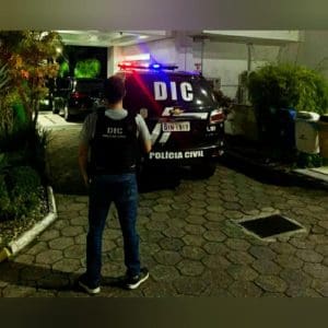 Mulher em trabalho de parto recebe escolta de policias civis de Brusque