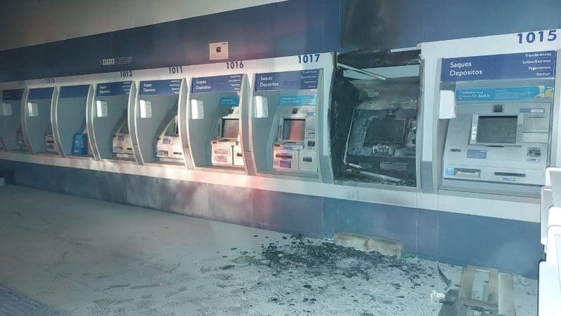Bandidos colocam fogo em caixa eletrônico em Blumenau