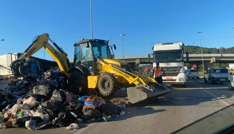 Caminhão de reciclagem tomba na Antonio Heil e motorista fica em estado grave