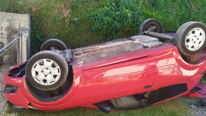 Carro com quatro pessoas da mesma família capota em Brusque