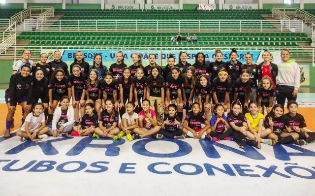 Brusque: Barateiro Havan retoma escolinhas de futsal para meninas nos bairros