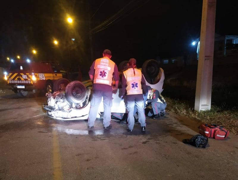 Carro capota, bate em moto e atinge muro em Brusque