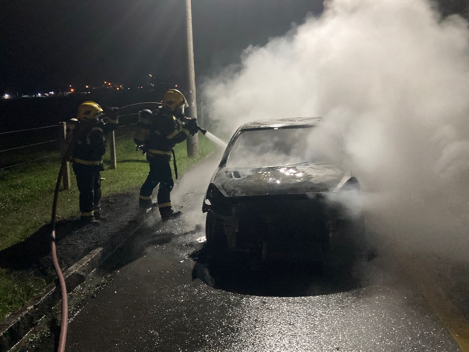 Carro é completamente destruído por fogo em Gaspar