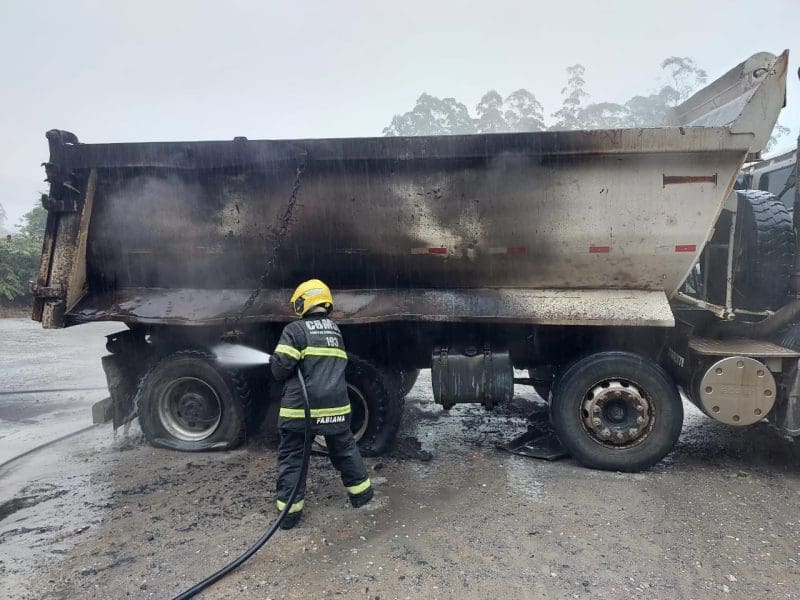 Caminhão estacionado pega fogo em Botuverá