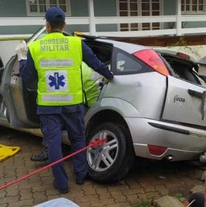 Carro bate contra muro e deixa duas pessoas feridas em Brusque
