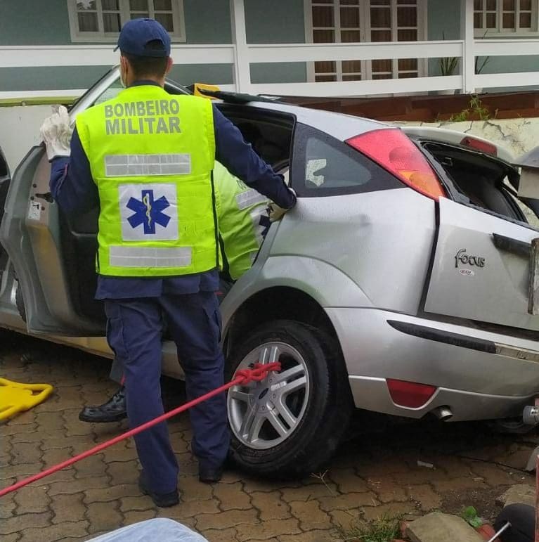Carro bate contra muro e deixa duas pessoas feridas em Brusque