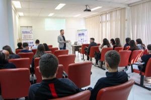 5ª Escola de Vendas da CDL Brusque forma mais de 25 jovens