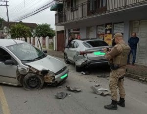 Mulher sofre mal súbito e bate em carro estacionado em Brusque