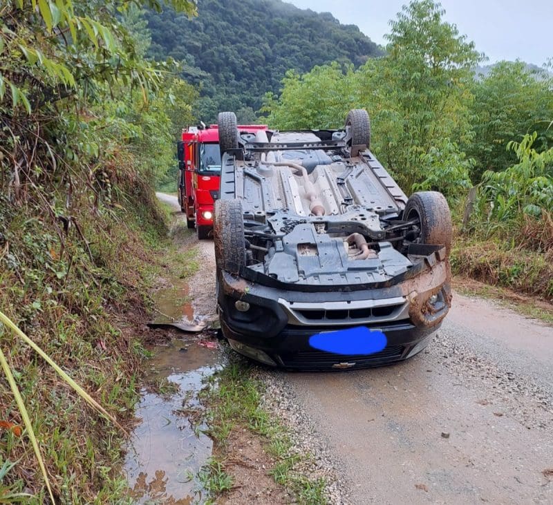 Carro capota em Botuverá e mulher é levada ao hospital