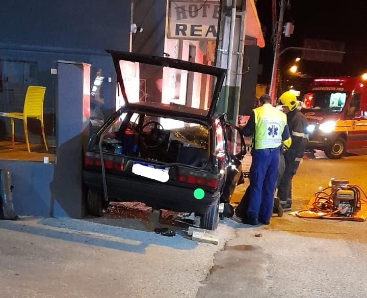 Brusque: adolescente de 17 anos fica ferido ao bater carro em poste