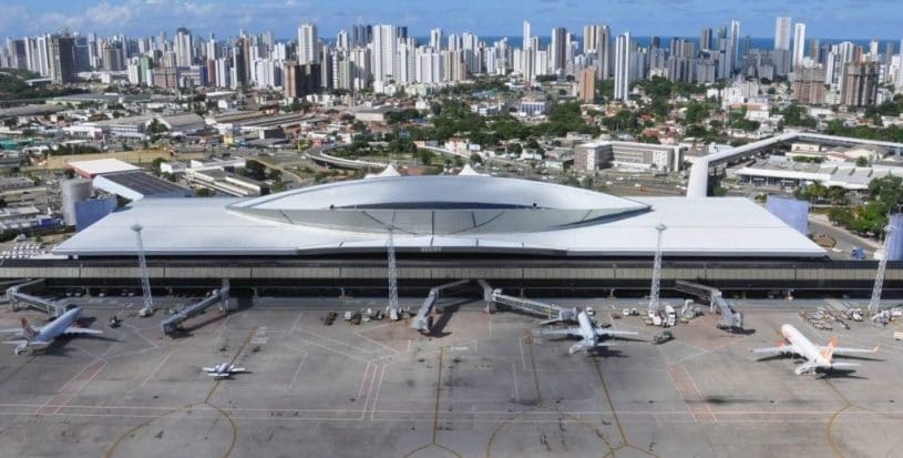 Avião com equipe de Roberto Carlos sofre acidente com pássaro