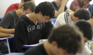 Estudantes começam a receber 1ª parcela do Programa Pé-de-Meia