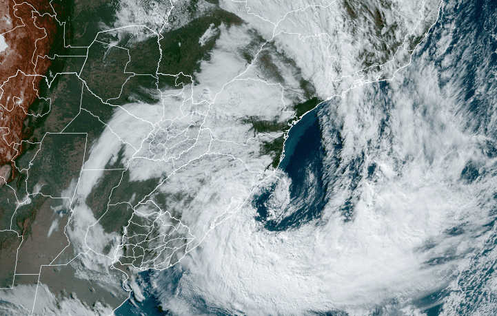 Vórtice ciclônico e ZCIT colocam cidades em alerta para chuvas intensas no Brasil