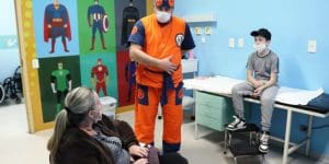 Médico atende crianças com figurino de personagens no Hospital Ruth Cardoso