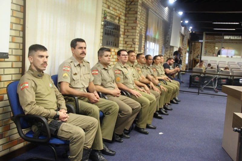 Instrutores do Proerd são homenageados na Câmara de Brusque