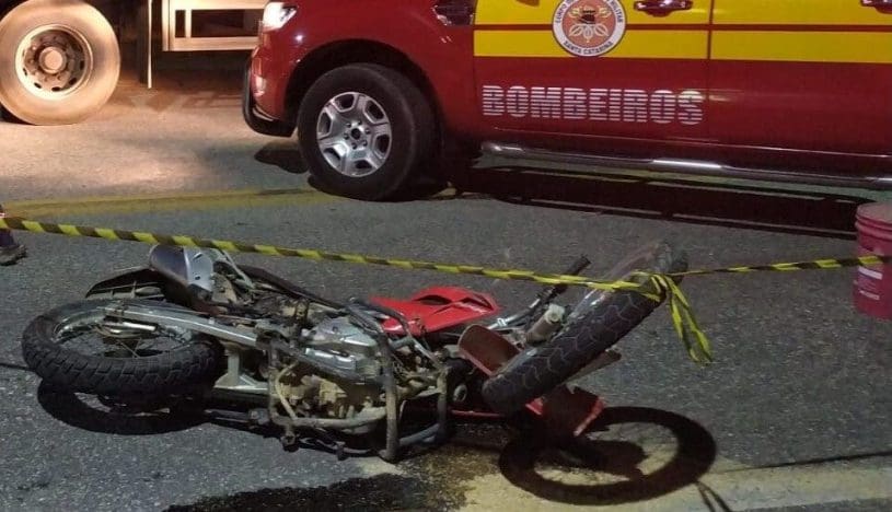 <strong>Motociclista morre ao bater na traseira de carreta estacionada</strong>