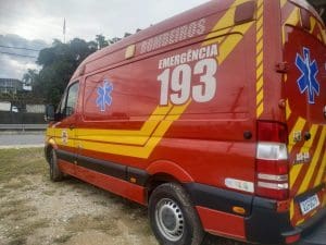 Acidente entre moto e carro deixa homem ferido em Brusque