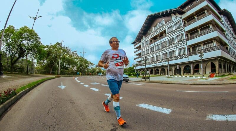 Maratonista de Gaspar há 48 anos se despede das pistas