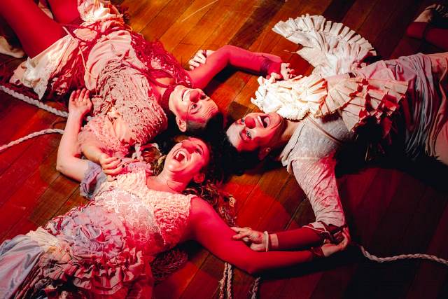 Teatro: “Quando dançamos acima das fogueiras” estreia na Lagoa da Conceição