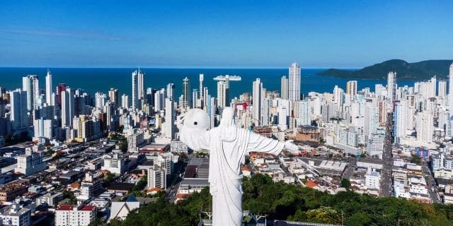 Prefeito de Balneário Camboriú participa da cerimônia dos Cristos no RJ