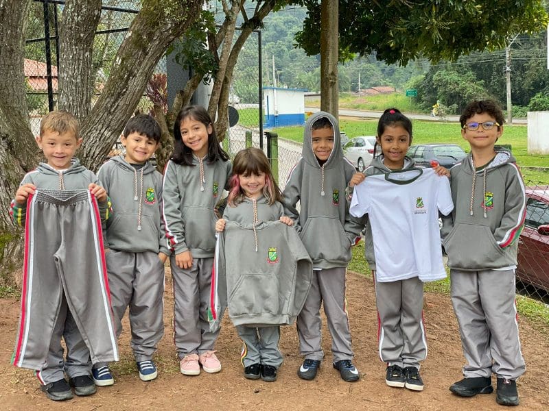 Alunos da rede municipal de Brusque recebem uniformes de inverno