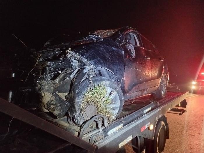 Mulher fica ferida após carro capotar na Rodovia Antônio Heil