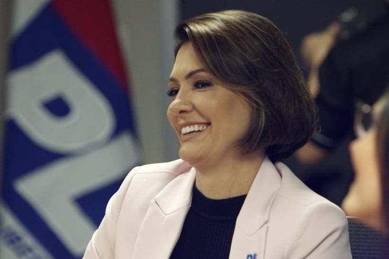 Michelle é cobrada por aliados após destacar Tarcísio e omitir Flávio