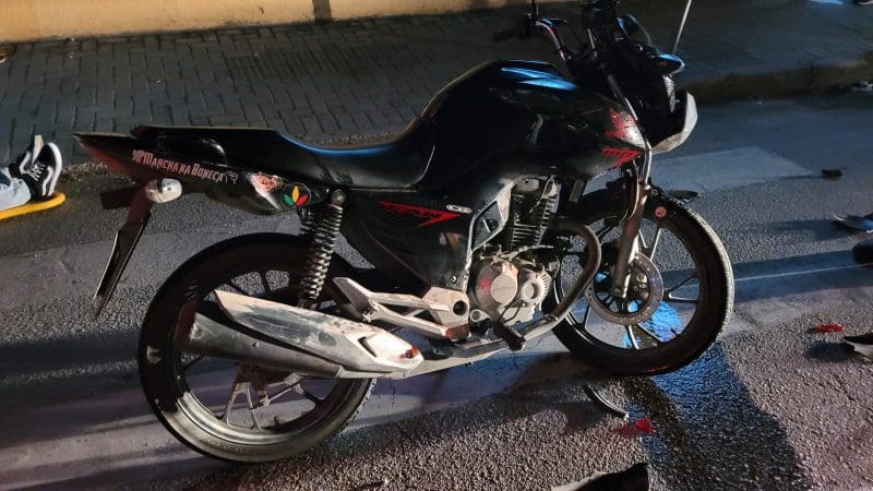 Acidente entre moto e carro deixa duas pessoas feridas em Brusque