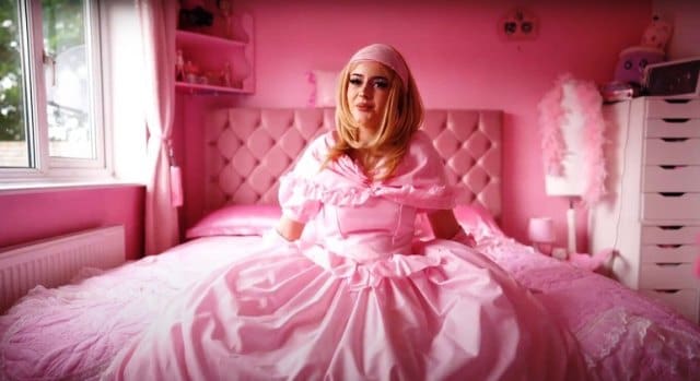 Barbie da vida real acha que visual icônico pode afastar pretendentes