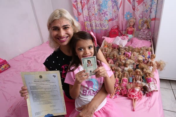 Mãe registra filha com nome de Barbie; filho quase se chamou Ken