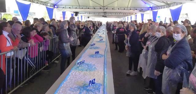 Bolo de aniversário em Balneário Camboriú é distribuído em 20 mil fatias