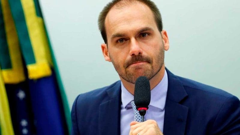 Professora pede investigação contra Eduardo Bolsonaro